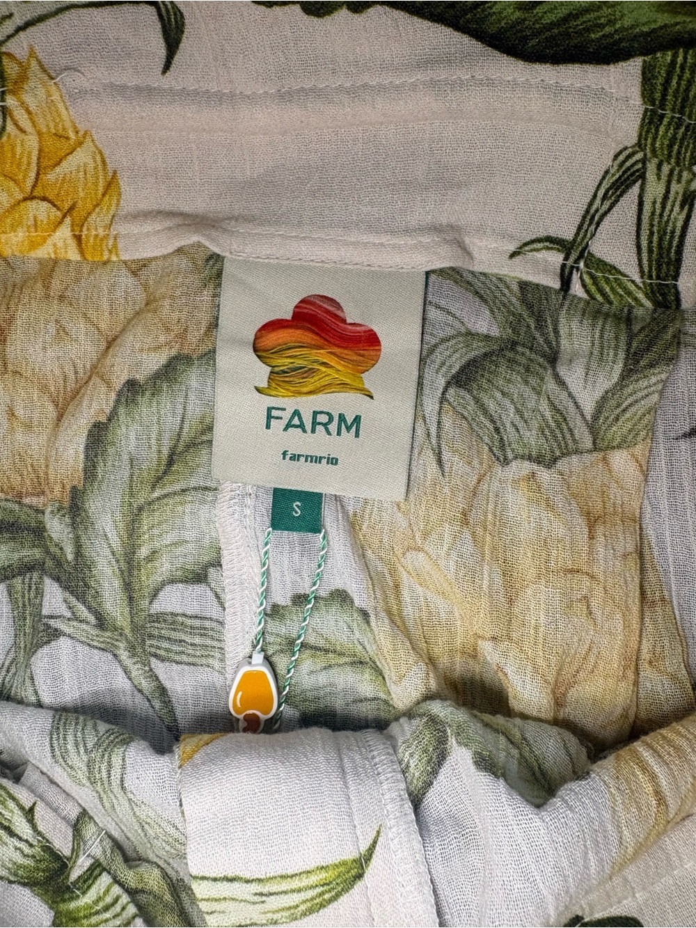 π FARM Rio Pineapple Print Shorts β Size Small, NWT - Picture 5 of 6
